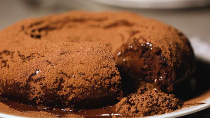 Bolo vulcão de chocolate com ingredientes saudáveis