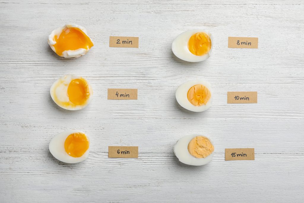 Quanto mais rápido você cozinhar seus ovos e quanto menor o calor, mais nutrientes eles reterão e menos oxidação do colesterol ocorrerá. 