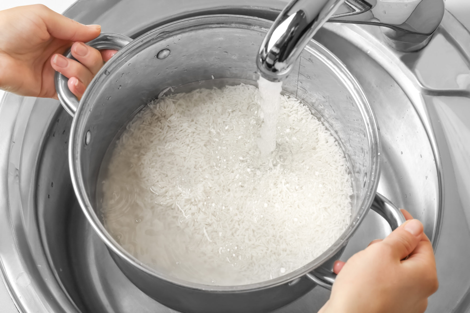 Lavar o arroz é certo ou errado?