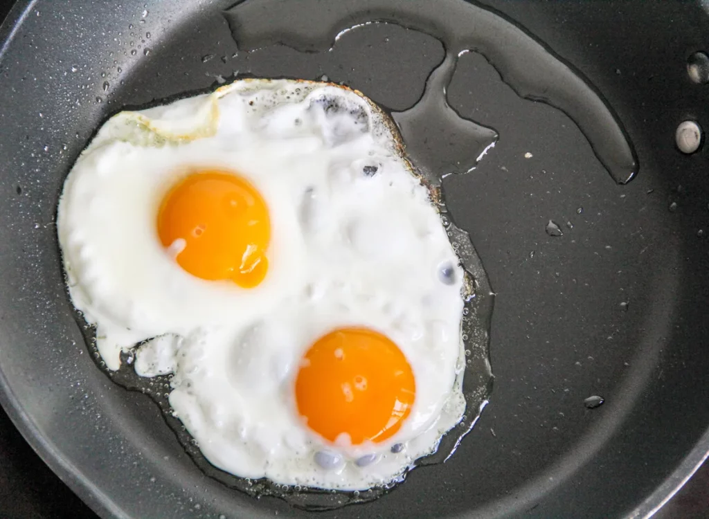 Fritar os ovos com a gema para cima por curtos períodos de tempo protege as gemas da oxidação e cria uma deliciosa variação de textura. 