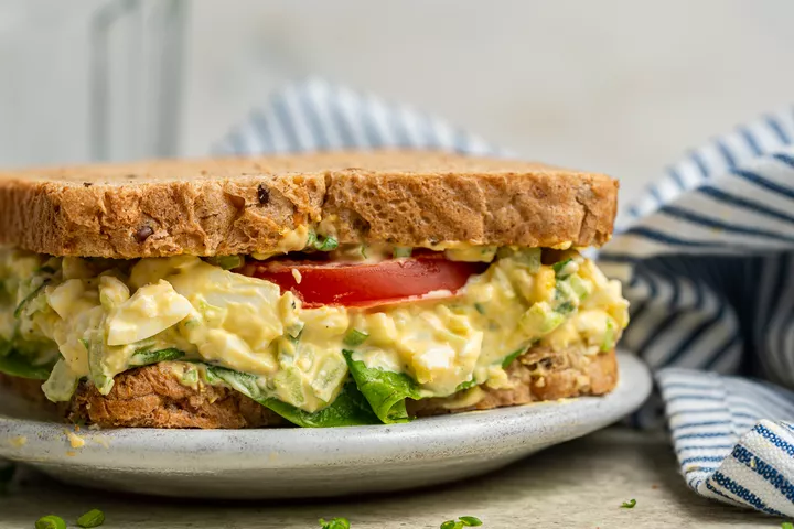 Um pão com ovo é um dos sanduíches mais fáceis de fazer do mundo, especialmente se você já tiver ovos cozidos.