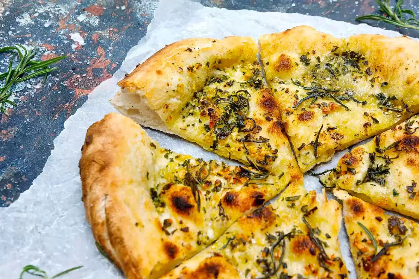 Já comeu pizza de pão de alho com queijo? Apenas 10 minutos de cozimento da pizza o deixarão no paraíso com queijo e alho.