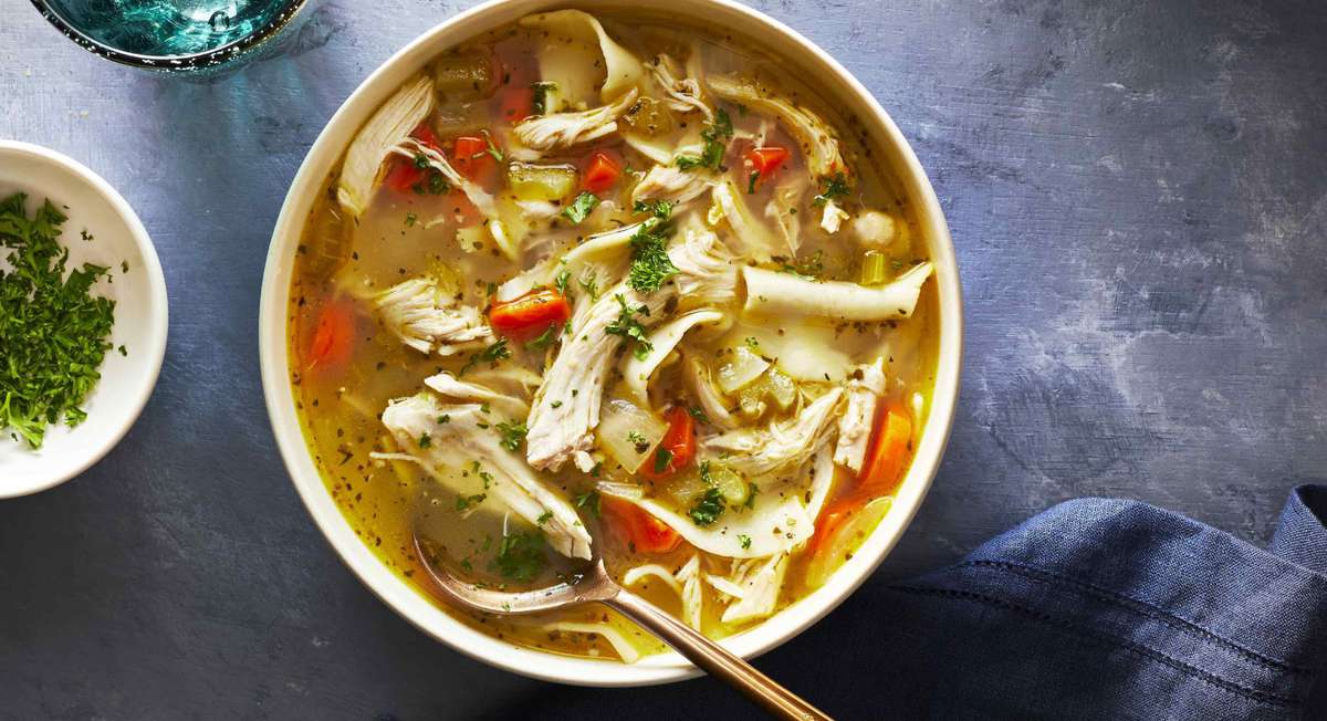 A chave para tornar esta sopa de frango ainda mais deliciosa é garantir que sua base de caldo de osso caseiro seja realmente saborosa.