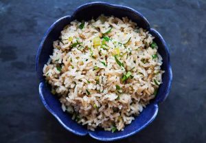 Esta receita fácil de arroz é feita com cebola, aipo e caldo. É delicioso com frango, carne porco ou bife.