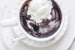 Esta receita fácil de brownie na caneca com sorvete faz uma única porção e leva apenas cerca de 10 minutos.