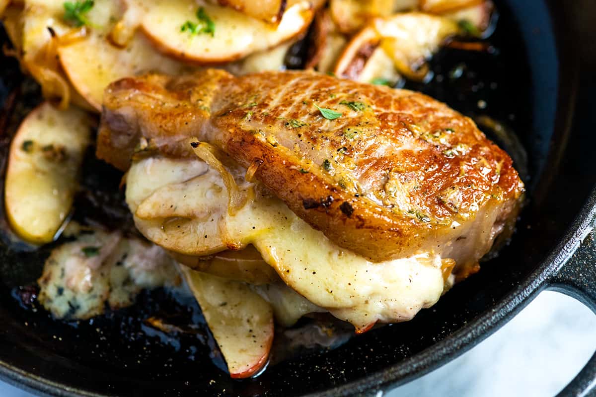 Adoramos essa carne de porco recheada com maçãs salteadas, cebola e queijo. Confira nossa receita.