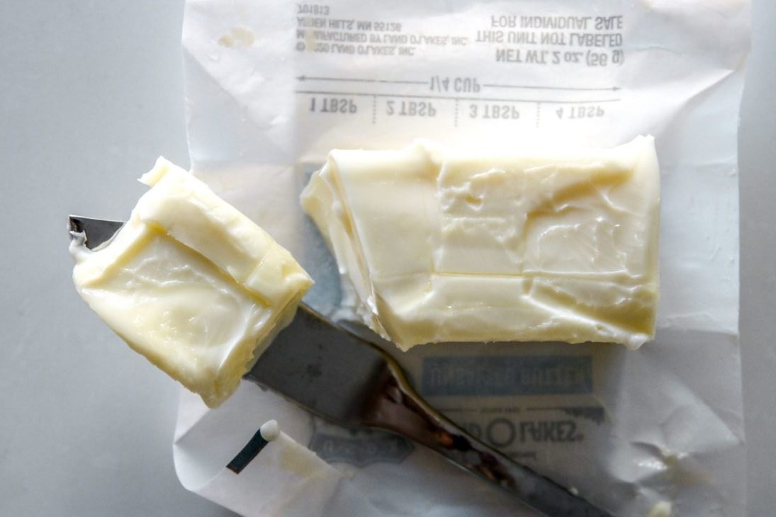 Precisa de manteiga em temperatura ambiente o mais rápido possível? Aprenda a amolecer a manteiga rapidamente.