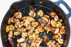 Nosso método infalível de como cozinhar cogumelos perfeitamente todas as vezes! Use qualquer tipo ou tamanho de cogumelo!