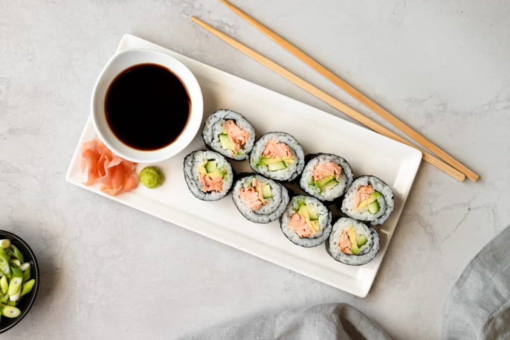 Os dois únicos ingredientes essenciais para fazer sushi caseiro são as folhas de nori (algas marinhas) e o arroz de sushi. Confira.