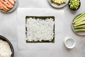 Os dois únicos ingredientes essenciais para fazer sushi caseiro são as folhas de nori (algas marinhas) e o arroz de sushi. Confira.