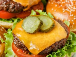 Faça um hambúrguer suculento em apenas alguns minutos. Confira nossa receita na Air Fryer em apenas 12 minutos.