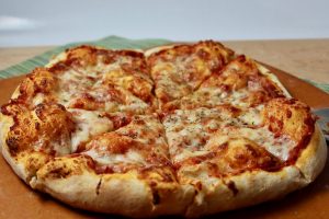 Vamos começar com sua nova receita favorita de massa de pizza caseira fácil sem fermento biológico!