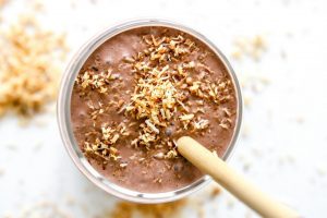 Este milk shake de coco é um deleite de chocolate e muito fácil de preparar! Exige apenas um punhado de ingredientes e sua criatividade para personalizar.