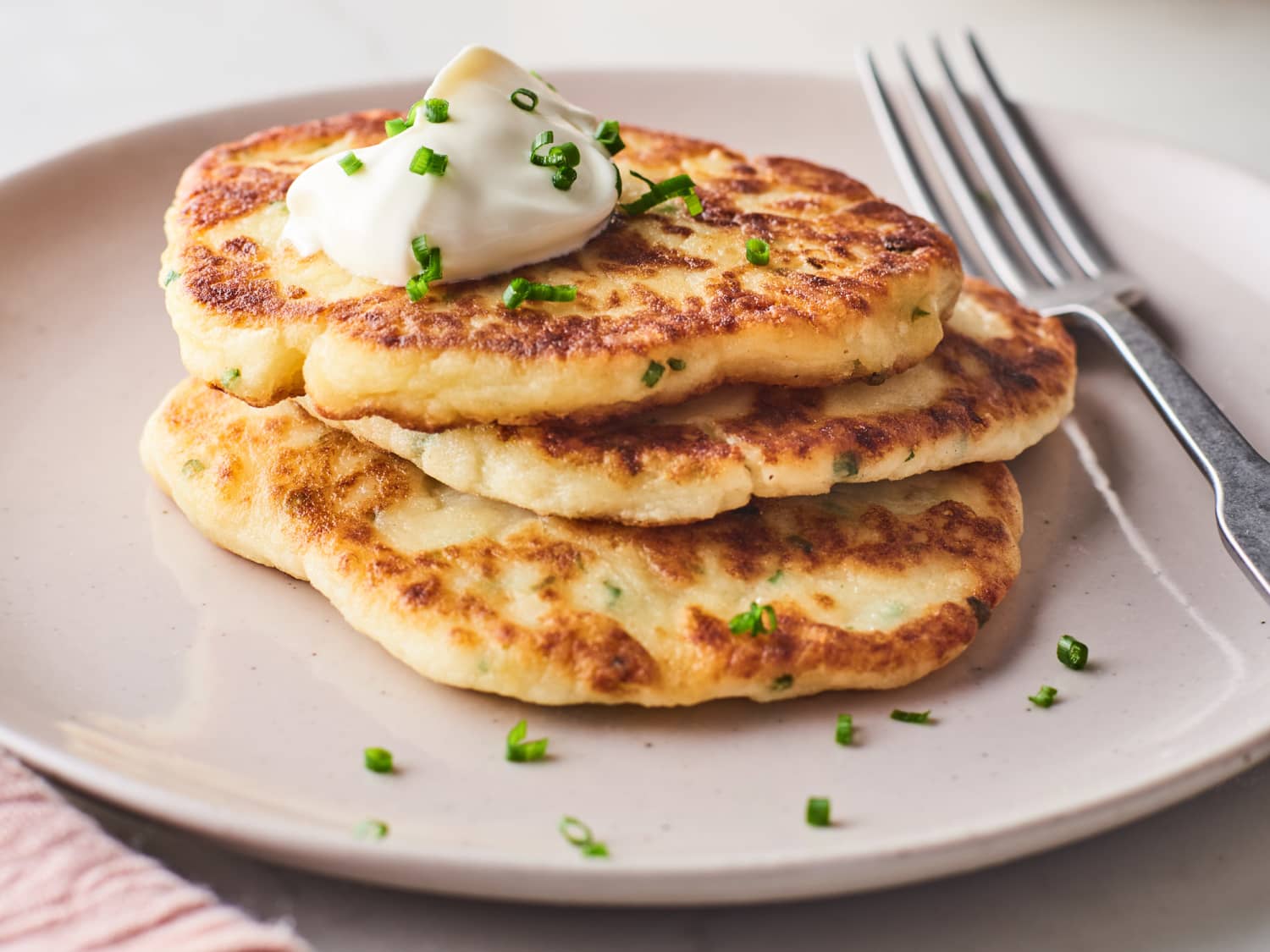 Agora você pode transformar as batatas que sobraram nas melhores panquecas de purê de batata com queijo.