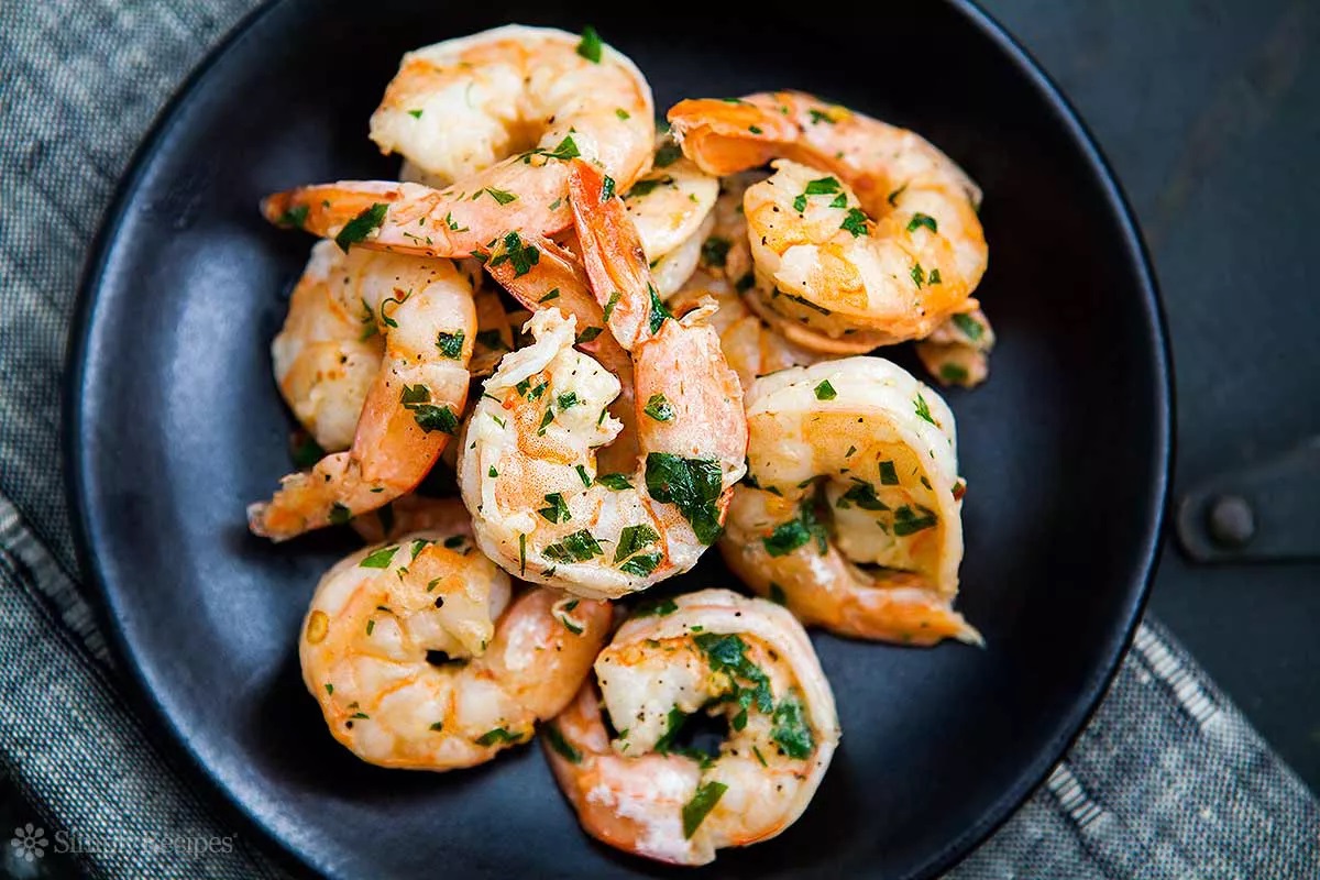 Esta receita fácil de camarão salteado é ideal para uma refeição rápida e fica pronta em 15 minutos!
