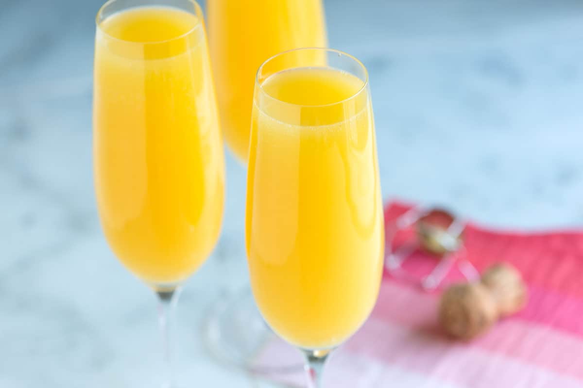 A mimosa é uma deliciosa combinação de espumante e suco de laranja. É simples, divertido e perfeito para servir em uma festa.