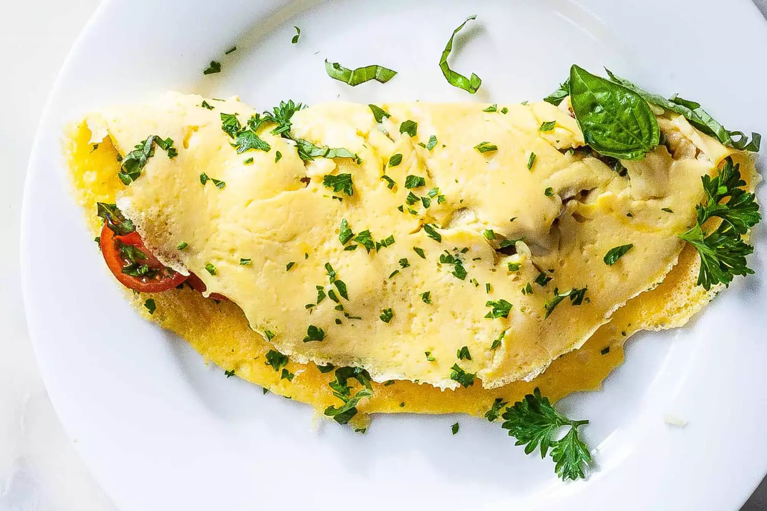 Com alguns passos básicos e um movimento do pulso, você pode fazer omelete em minutos.