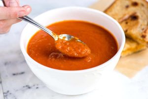 Esta simples sopa de tomate caseira é rápida, fácil e incrivelmente deliciosa. É excelente com tomates frescos e que estão muito maduros