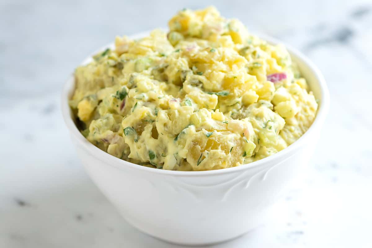 Veja como fazer nossa salada de batata caseira com um molho clássico simples.