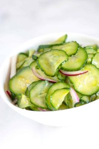 Você pode fazer a melhor e mais saborosa salada de pepino com alguns truques simples. É incrível a diferença que essas pequenas dicas fazem.