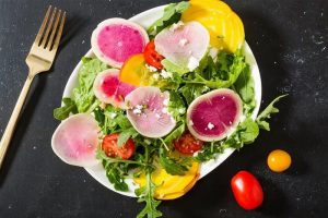 Essa salada de rabanete é refrescante, fácil de fazer e até quem não gosta de saladas vai se surpreender com ela.