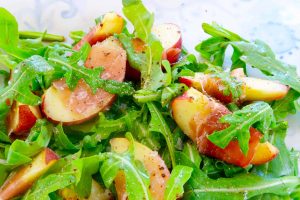 Salada tropical com pêssego, tomate, ricota e vinagrete de limão