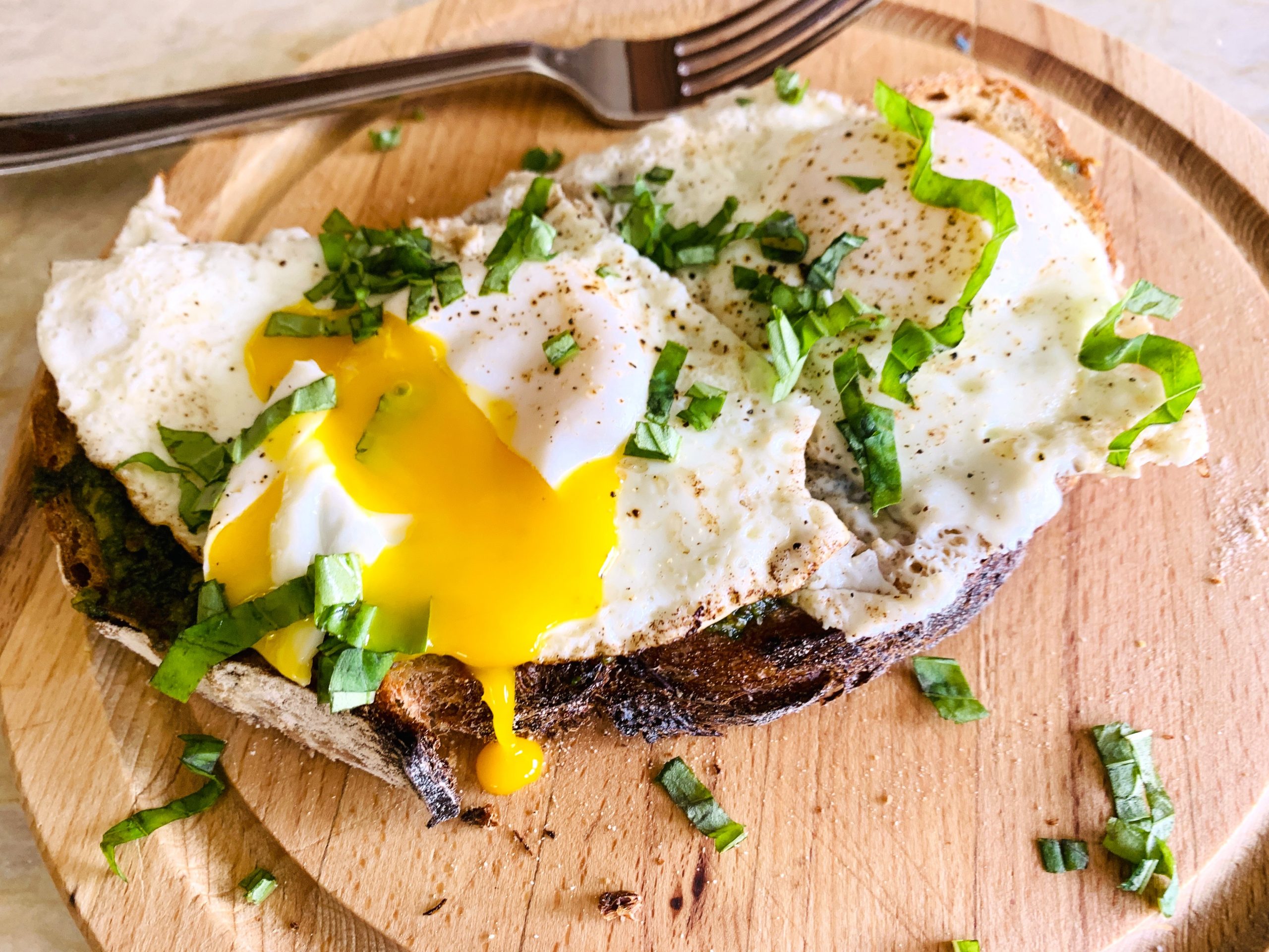 A torrada de ovo frito com molho pesto é um café da manhã rápido e fácil em qualquer dia da semana.