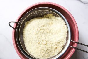 Aprenda a fazer farinha de amêndoas em casa! Este é um truque de cozinha simples para preparar farinha.