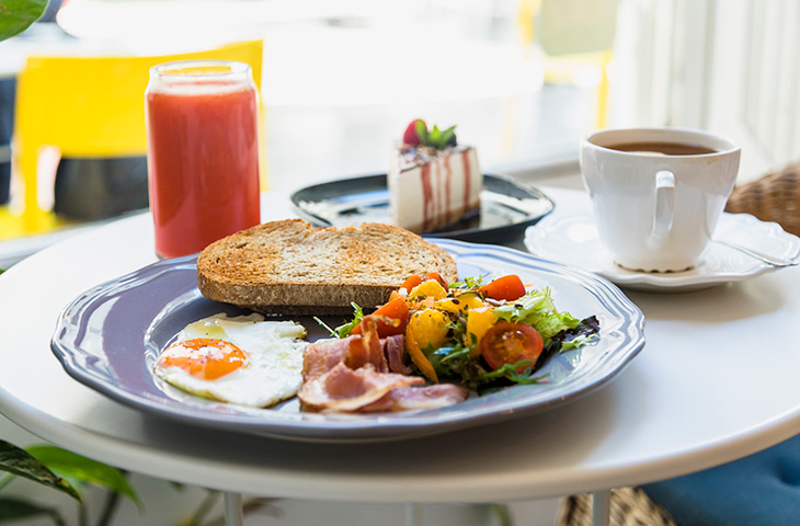 Para ter um café da manhã saudável e equilibrado, é importante incluir alimentos de diferentes grupos alimentares.